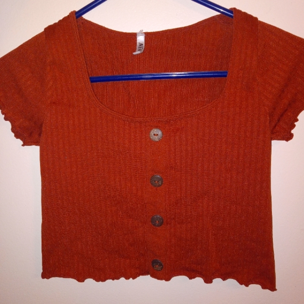 Low-cut crop top